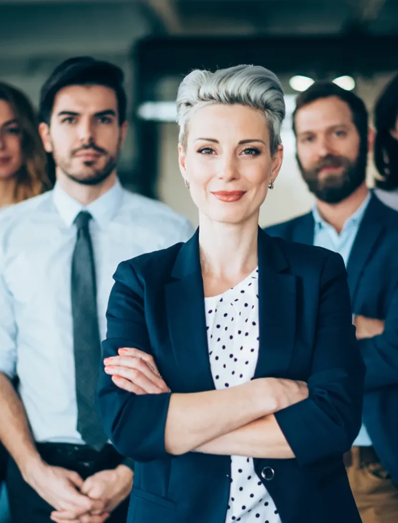 Grupo de líderes empresariales de pie en una oficina