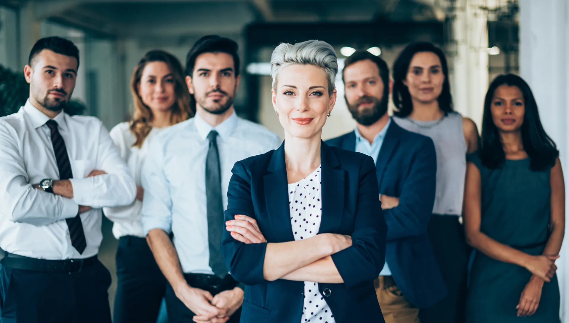 Grupo de líderes empresariales de pie en una oficina