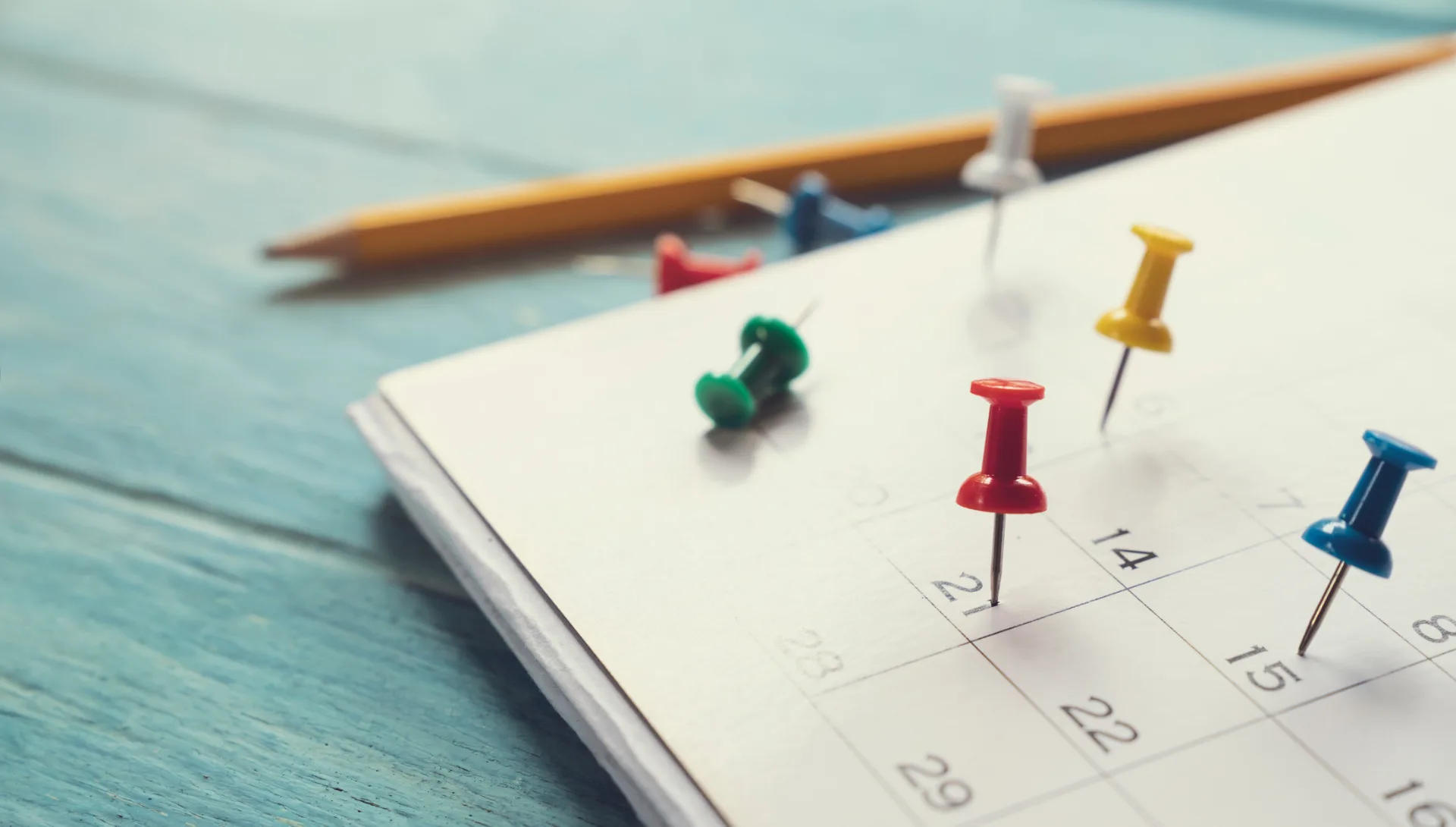 Calendario con chinchetas de colores para planear un estudio de inglés de 3 meses