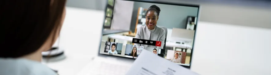 Entrevista de trabajo por videollamada en un portátil