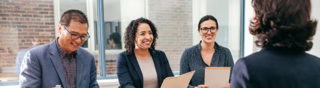Entrevista de trabajo con tres entrevistadores en una oficina