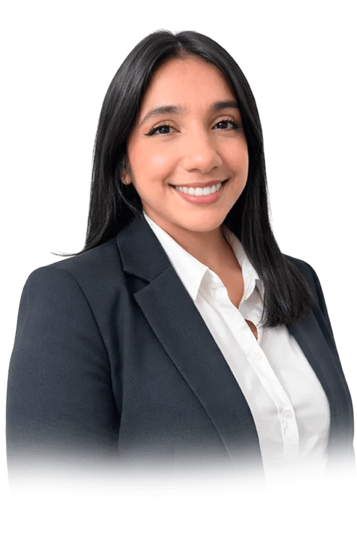 Valeria, del equipo de English Coach, con traje ejecutivo