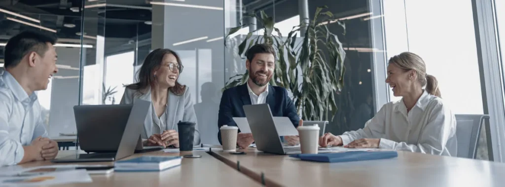 Equipo de trabajo reunido con portátiles en una oficina