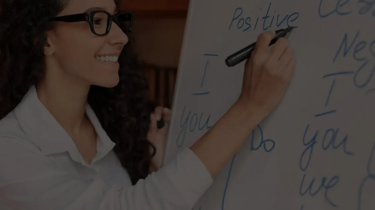 Mujer con gafas escribiendo en una pizarra blanca