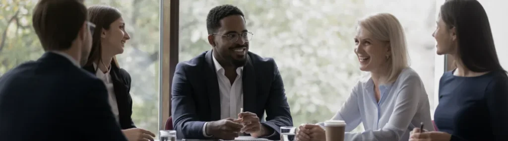 Profesionales conversando en una reunión de negocios