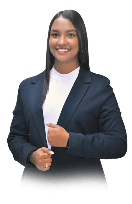 Juliana Castaño, del equipo de English Coach, con blazer azul oscuro