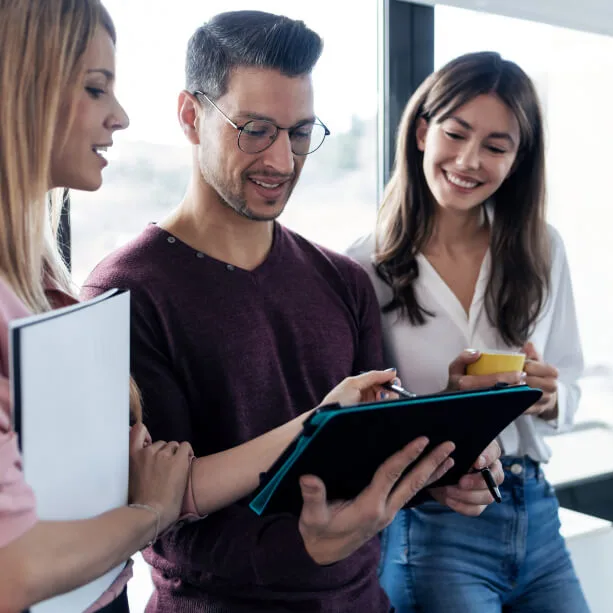 Compañeros de trabajo revisando juntos una tableta en la oficina